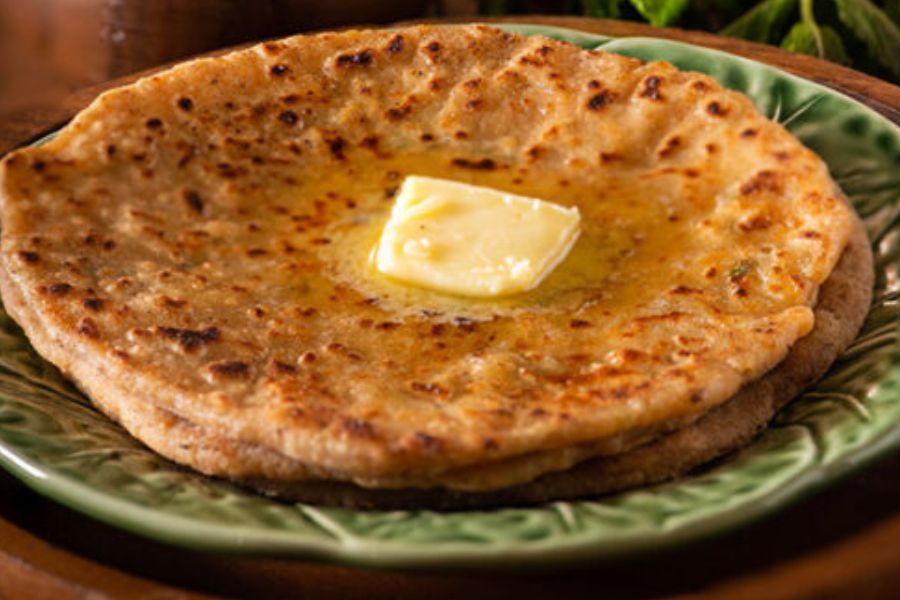 পরোটা খেতে যারা ভালবাসেন, তাঁরা রোজকার এক ঘেয়ে পরোটা আর আলুর দমের বদলে খুব সহজেই আলুর পুর ভরে বানিয়ে নিন আলুর পরোটা। আলুর পরোটার সুবিধা হল, এটি খেতে আলাদা করে তরকারি বানানোর কোনও ঝামেলা নেই। শুধুই আচার দিয়েই দারুণ লাগে। 