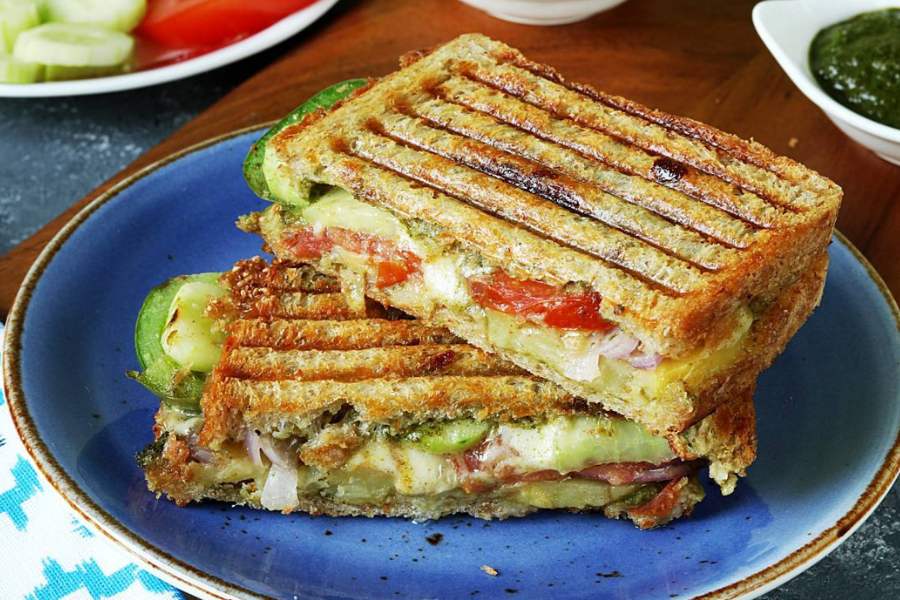 স্যান্ডউইচ বলতে অনেকেই বোঝেন কেবল জ্যাম আর মাখন দিয়ে পাউরুটি খাওয়া। স্বাভাবিকভাবেই রোজ রোজ এমন খেলে অরুচি এসে যায়। তাই স্যান্ডউইচ বানানোয় নতুনত্ব আনুন। নিরামিষ বা আমিষ নানা উপকরণ দিয়েই স্যান্ডউইচ বানাতে পারেন। যেমন, নিরামিষ স্যান্ডউইচ বানাতে শশা-টমেটো-সিদ্ধ আলু ও অল্প মেয়োনিজ দিয়ে সুস্বাদু জলখাবার তৈরি করা যায়। 