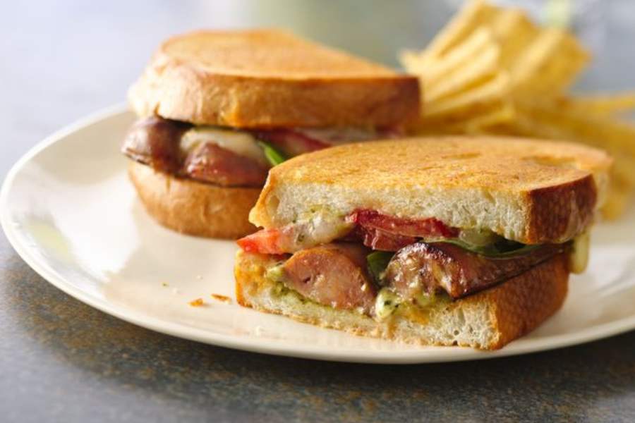 যাঁদের পছন্দ আমিষ স্যান্ডউইচ,  তাঁরা নিরামিষ স্যান্ডউইচ তৈরি করে ভেতরের পুরে হালকা তেলে ভাজা মাংস ছোট ছোট টুকরো করে দিয়ে দিতে পারেন। সকাল সকাল এমন জলখাবার পাতে পেলেই হবে দিল খুশ! আবার সসেজও টুকরো করে দিয়ে নিতে পারেন স্যান্ডউইচের ভিতর। 