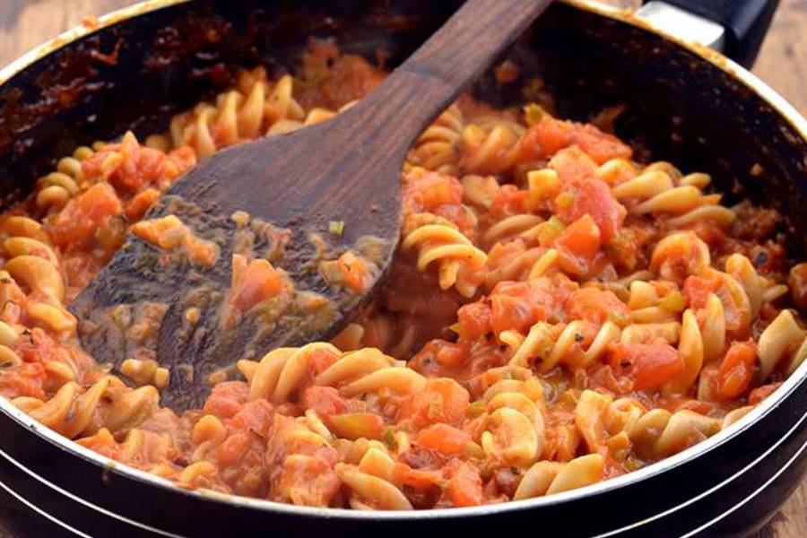 অনেকেই এখন পাস্তা জলখাবারে খেতে পছন্দ করেন। পাস্তার সুবিধা হল আপনার ইচ্ছে অনুযায়ী আপনি হালকা বা কষিয়ে বানাতে পারেন এই ধরনের কোনও পদ। আগের দিন রাতে সে ক্ষেত্রে পাস্তা সেদ্ধ করে রেখে দিন।  সকালে উঠে পছন্দ মতো খুব সহজেই নানা রকমের সবজি,  চিজ,  ছোট টুকরো করা মাংস আর গোল মরিচ ছড়িয়ে বানিয়ে নিতে পারেন এই পদ। 