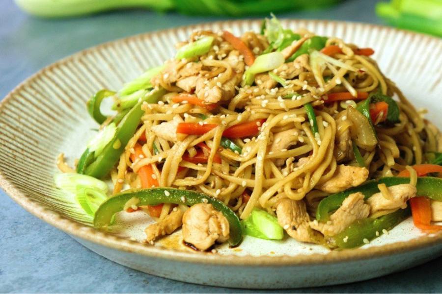 পাস্তার মতোই চাউমিনও অনেক ভাবে খাওয়া যেতে পারে। সাধারণত সকাল-সকাল জলখাবারে কেউ খুব কষিয়ে রাঁধা কোনও খাবার খেতে চান না। তাই আগের দিন চাউমিন সেদ্ধ করে রাখলে অল্প তেলে ছোট টুকরো করে কাটা সবজি ও মাংস দিয়ে বানিয়ে নিন ঘরোয়া চাউমিন। এতে তেল বা মশলার পরিমাণ আপনার নিয়ন্ত্রণে থাকবে। 