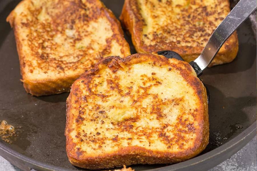 ফ্রেঞ্চ টোস্ট কী আদৌ ফরাসি খানা?  সকালে উঠে এই সব উদ্ভট কথা ভাবতে ভাবতে,  দুটি ডিম আর তাতে কাঁচালঙ্কা ও পেঁয়াজ দিয়ে ভাল করে ফেটিয়ে নিন। তাঁর পর তাতে গোটা চারেক পাউরুটি ডুবিয়ে তুলে তেলে ভেজে নিন। ব্যস, ভাবনা চিন্তার আগেই আপনার রান্নাঘরে গরম গরম ফ্রেঞ্চ টোস্ট বা ডিম পাউরুটি তৈরি। 