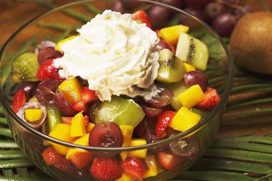 সারাদিন বাড়িতে মায়ের অক্লান্ত বকুনি,  তা’ও সবজি বা ফলটল খাওয়াই হয় না! সকালের জলখাবারেই রাখুন এক বাটি নানা রকমের ফলের স্যালাড,  এক সঙ্গে অনেক রকমের ফল খাওয়াও হবে,  আবার একঘেয়েমিও লাগবে না। আর সঙ্গে থাকুক মাখন লাগানো পাউরুটি ও অমলেট। ব্যস, খাসা জলখাবার! 