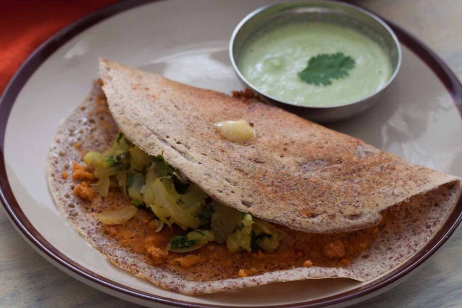 ধোসা বানানো জন্য আপনি আগের দিন রাতেই সব উপকরণের ব্যবস্থা করে রাখুন। যাতে সকালে উঠেই দেখতে পান ফুলে-ফেঁপে ওঠা ব্যাটার,  আর অল্প তেলে ভেজে তুলতে পারেন ধোসা। ধোসার রকমারি প্রকারভেদ হয়,  কেউ শুধু শুধুই ধোসা খেতে পছন্দ করেন,  কারও বা পছন্দ আলুর পুর দেওয়া সুন্দর সাদা ধোসা। আর সঙ্গে যদি থাকে সম্বর ডাল,  তাহলে তো কথাই নেই। 