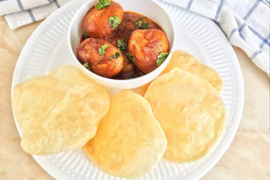 কাকভোরে উঠে রোজ সকালের প্রথম চিন্তা জলখাবারটা কী হবে। বাড়িতে কেউ পছন্দ করেন বেশ জমাটি লুচি-তরকারি,  আবার কেউ ভক্ত স্যান্ডুইচের। তাই সকালে উঠে কী করবেন,  কী খাবেন তা নিয়ে অযথা ভাবনা না বাড়িয়ে এই প্রতিবেদনে নজর ফেলুন। রইল বড়সড় একটি তালিকা। শুধুই জলখাবারের।  