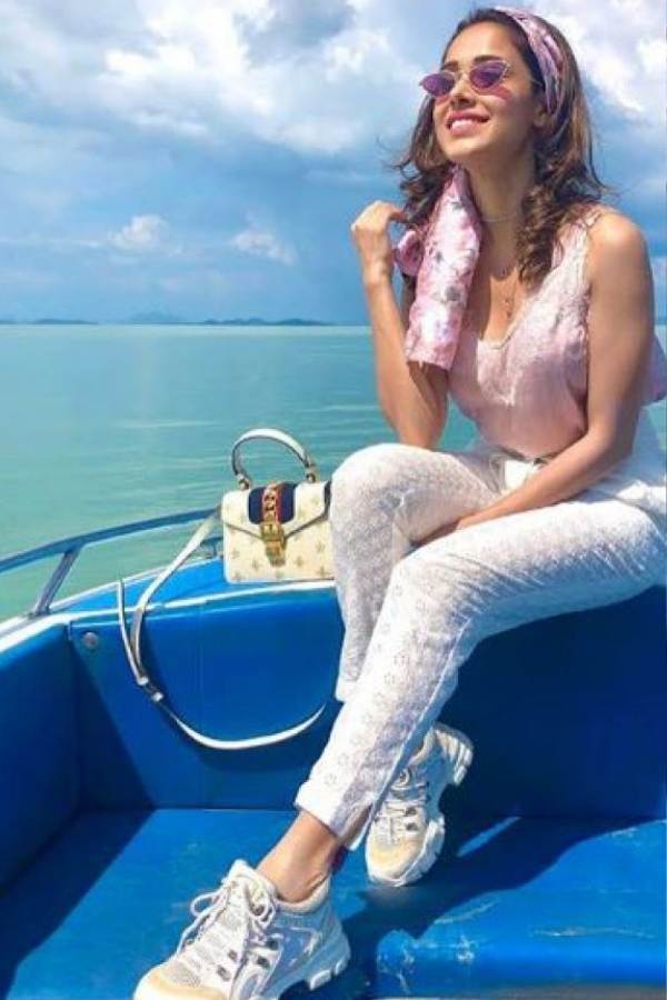 নিরাপত্তা : ডেনমার্ক অত্যন্ত ধনী ও আধুনিক দেশ। এ দেশের নাগরিকেরা ইউরোপের সবচেয়ে উঁচু জীবনযাত্রার মানগুলো উপভোগ করে। যে জন্য দেশের রাস্তাঘাট ও অত্যন্ত সুরক্ষিত। ডেনমার্কে একাকী বেড়াতে আসা মেয়েরাও তাই নিরাপদ। বলা যায়, প্রায় ১০০ ভাগই নিরাপদ!