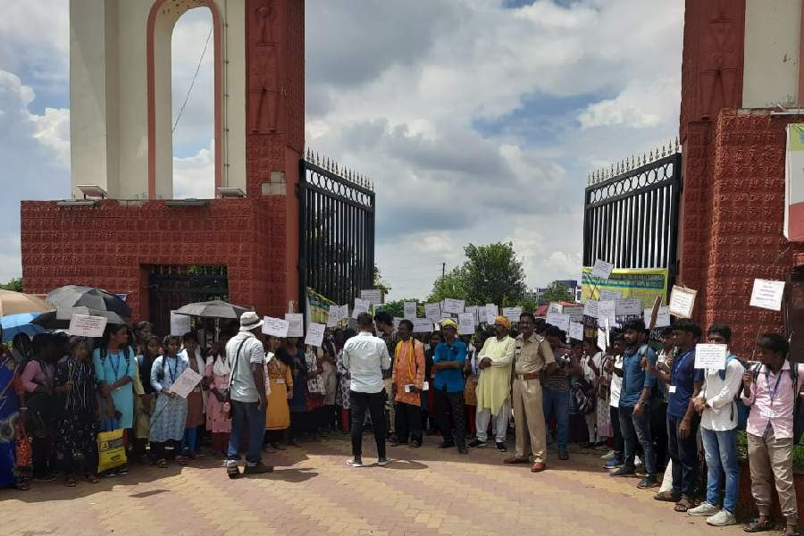After a day-long agitation, finally, the higher education department of the state allowed post-graduate studies in Bankura University through Saotali dgtld
