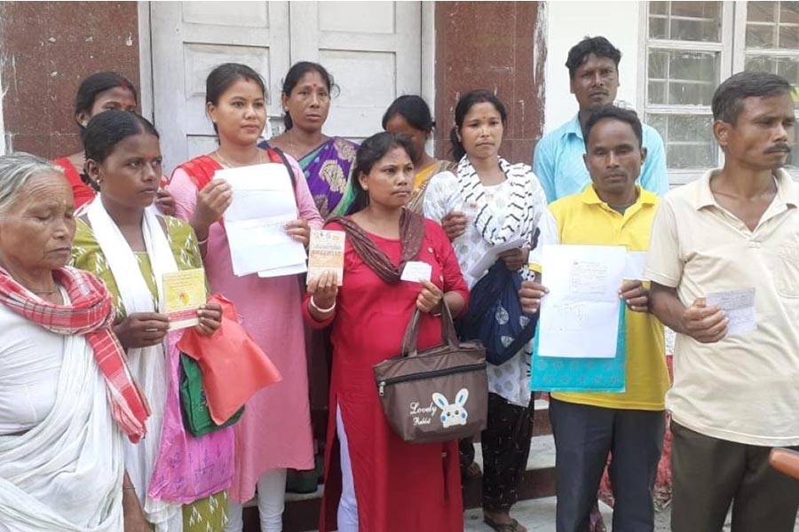 গচ্ছিত টাকা ফেরতের দাবিতে বুধবার জলপাইগুড়ি শহরে বড় পোস্ট অফিসের সামনে বিক্ষোভ দেখাচ্ছেন গ্রাহকেরা।