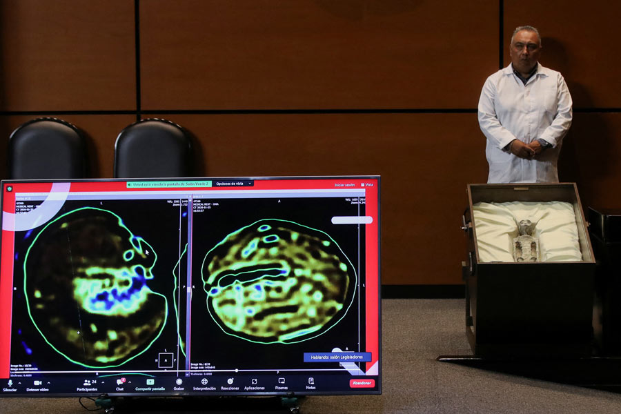 Alleged alien corpse was displayed at Mexico congress.