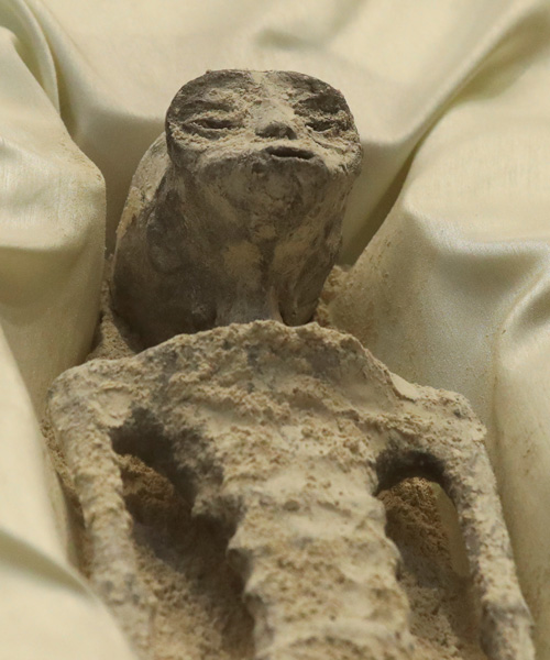 Alleged alien corpse was displayed at Mexico congress.