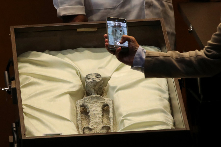 Alleged alien corpse was displayed at Mexico congress.
