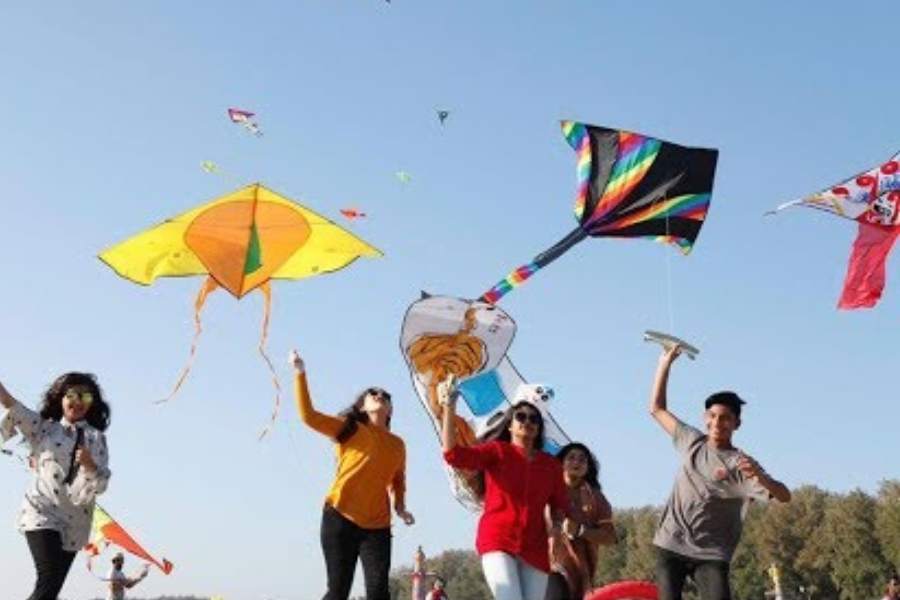  ভোক্কাট্টা! আর মাত্র কয়েকটা দিন বাকি। কলকাতার আকাশ জুড়ে তো বটেই,  গোটা রাজ্যের আকাশ-বাতাস মুখরিত হবে সে দিনটা সকাল থেকে বিকেল। আজ্ঞে হ্যাঁ,  এক্কেবারে সামনেই বিশ্বকর্মা পুজো। আর বিশ্বকর্মা পুজো মানেই সে দিনটা জুড়ে ঘুড়ি ওড়ানোর উৎসব বাংলায়। 