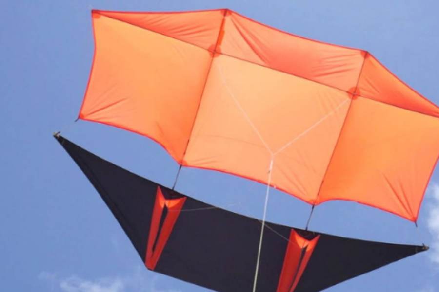 বিশ্বকর্মা পুজোর দিন বাংলায় ঘুড়ি ওড়ানো শুরু হয়েছে ১৮৫০ সাল থেকে। কলকাতা ও গ্রাম বাংলার কতিপয় বিরাট ধনী জমিদাররা ঘুড়িতে টাকা বেঁধে ওড়ানো শুরু করেন। তাঁদের বিশ্বকর্মা পুজোর উৎসব ও পারিবারিক শুভ কামনার উদ্দেশ্যে।