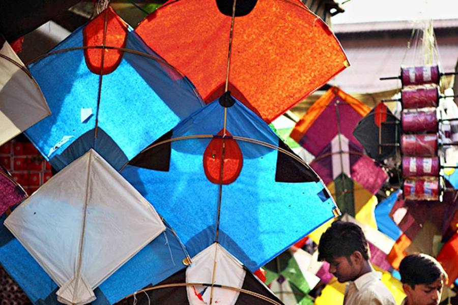 ঘুড়ির আবিষ্কার কিন্তু চীন দেশে। আজ থেকে ২৮০০ বছর আগে। মোজা এবং লু বান নামে দুই চিনা,  তাঁরাও ওই উৎসব পালন আর শুভ সময়ের প্রার্থনায় বিশ্বে সর্ব প্রথম ঘুড়ি ওড়ান আকাশে। এমনকি বৈজ্ঞানিক বেঞ্জামিন ফ্র্যাঙ্কলিন উড়ন্ত ঘুড়ির মধ্যেই আকাশে বিদ্যুৎ চিনেছিলেন প্রথম!