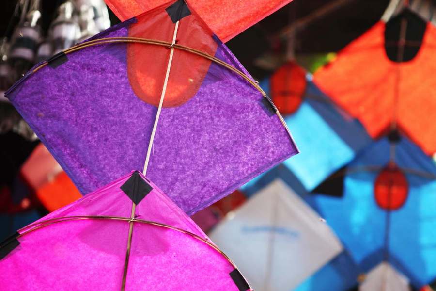 আর অন্য সব দেবতাদের জন্য উড়ন্ত রথ বানিয়ে ছিলেন বিশ্বকর্মা। সেটা স্মরণ করতেই বিশ্বকর্মা পুজোর দিন কলকাতা তথা গোটা রাজ্যের আকাশে ঘুড়ি ওড়ানো হয়। যদিও অন্যান্য রাজ্যে ঘুড়ি ওড়ানোর পৃথক দিন আছে। 