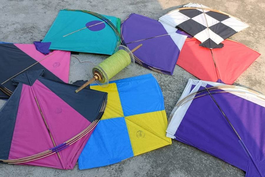 গুজরাতের উত্তরায়ণ উৎসব,  তামিলনাড়ুতে পঙ্গাল আর ভারতের অনেক রাজ্যেই মকর বা পৌষ সংক্রান্তির দিন ঘুড়ি ওড়ানোর প্রতিযোগিতা পর্যন্ত হয়। আর ঘুড়ির সে কত নাম! কত তার প্রকার ভেদ! 