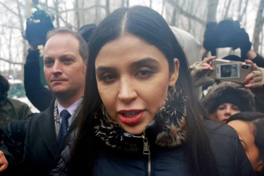 আইনজীবীর দাবি, জেলের ছোট ঘরে থাকতে কষ্ট হত এমার। তাই দিনে ২২ ঘণ্টা শুধুমাত্র বই পড়ে সময় কাটাতেন এমা।