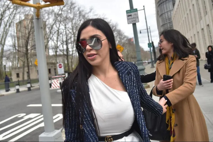 বুধবার ১৩ সেপ্টেম্বর ‘মাদক সম্রাট’-এর স্ত্রী এমা জেল থেকে ছাড়া পান। কানাঘুষো শোনা যায়, এমা ছাড়াও একাধিক মহিলাকে বিয়ে করেছিলেন এল চ্যাপো। চার বার বিয়ে করেছিলেন তিনি। এল চ্যাপোর কমপক্ষে ১১ জন সন্তান রয়েছে বলেও জানা যায়।