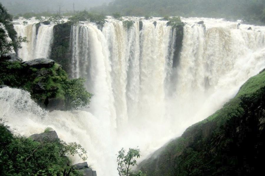 মৌসিনরাম--- বৃষ্টি দেখার আদর্শ জায়গা হল চোখ ধাঁধানো মেঘের দেশ মেঘালয় রাজ্য। ছোট্ট গ্রাম এই মৌসিনরাম। ঝর্ণার সশব্দ হাজিরা আর নৈসর্গিক সবুজে ঘেরা এই জায়গায় বর্ষাকালের অপরূপ দৃশ্য উপভোগ করার জন্য একেবারে ফাটাফাটি।  