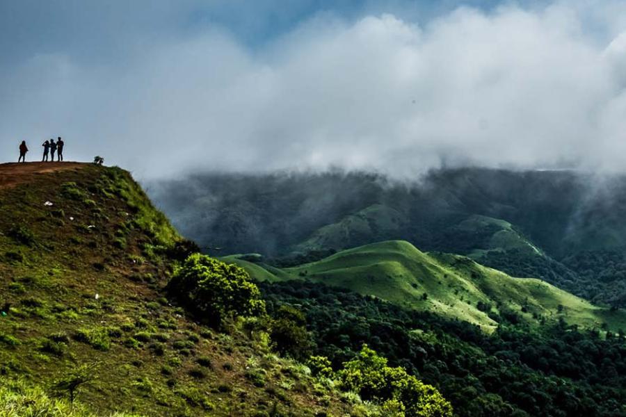 কুর্গ---  কর্ণাটকের এক প্রান্তে  শান্ত ও ছোট এই শহর— কুর্গ! বৃষ্টির সময় এই জায়গাটি এক কথায় অপরূপা। অনেক বছরের পুরনো এই শহরের হাওয়ায় যেন পুরনো সোঁদা গন্ধ এখনও ছড়িয়ে আছে। কফি ও নানা রকমের মশলা গাছের বাগান ঘিরে রেখেছে শহরটিকে। 