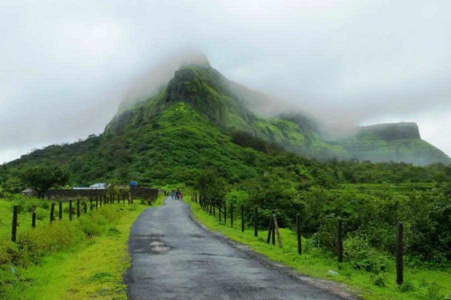 লোনাভালা---  মহারাষ্ট্রের পাহাড় ও উপত্যকা ঘেরা এই জায়গা বিশেষ ভাবে বিখ্যাত এখানকার অবাক করা সৌন্দর্যের জন্য। ঐতিহাসিক দুর্গ,  প্রাচীন গুহা আর টলটলে জলের শান্ত হ্রদ ঘিরে আছে এই জায়গাটিকে। স্থানীয়দের কাছে অসম্ভব প্রিয়। মুম্বই বেড়াতে গিয়েও এ অঞ্চলে বহু বহু জন বেড়াতে যান। বর্যা দিনে এখানে বেড়ানোটা অন্য অভিজ্ঞতা। 