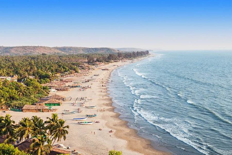 মিনি ভাগা সমুদ্রতট--- বর্ষার ঘুরতে যাওয়া মানেই কেবল পাহাড় আর জঙ্গল তাই নয়,  সমুদ্রতটেও বেড়াতে যেতে পারেন স্বচ্ছন্দে। তেমনই একটি জায়গা গোয়ার মিনি ভাগা। ভিড় নেই। নিরালা। নীল সাগর। ঝমঝমে আকাশ। তেমন রিসর্ট হলে পায়ের নীচে আদর দেবে মখমলের মতো ঘাস। আকাশ ফরসা হয়ে রাত নামলে চাঁদের আলোয় ভাসে চরাচর।  