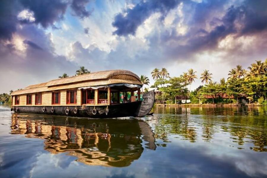 আলেপ্পি--- যারা বৃষ্টি খুব ভালবাসেন তাঁদের জন্য কেরালার এই নিরালা ছোট জায়গা আলেপ্পি একেবারে আদর্শ। বর্ষার মরশুমে প্রচণ্ড সুন্দর প্রকৃতির দৃশ্য দেখতে চলে আসুন এখানে।  বিলাসবহুল হাউসবোটে রাত কাটান। জীবন সার্থক হয়ে যাবে।            এই প্রতিবেদনটি 'আনন্দ উৎসব' ফিচারের একটি অংশ। 