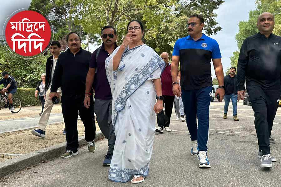 Jogging by Mamata Banerjee in Madrid Park attracted the Spanish walkers around