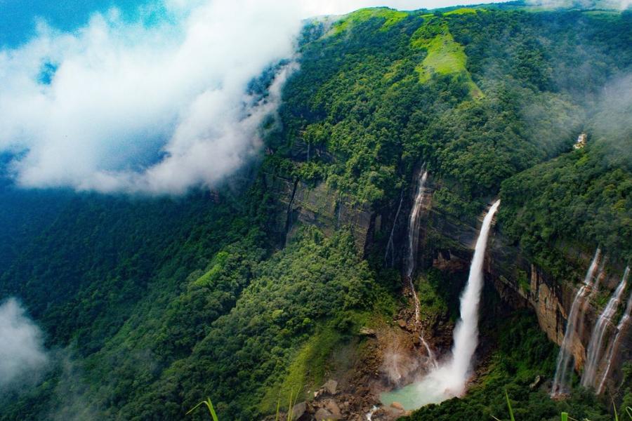 সকাল থেকে ঝমঝমে বৃষ্টি।  রাস্তায় এক হাঁটু জল। বাড়িতে আটকা পড়েও ভাবছেন হুট করে যদি বৃষ্টি দেখতে কোনও জায়গায় যদি পাড়ি দেওয়া যেত! আপনার ভাবনার অবসান ঘটাতেই এই প্রতিবেদন। রইল বৃষ্টিতে সময় কাটানোর জন্য মন মাতানো বাছাই করা বেড়ানোর জায়গার খবর। 
