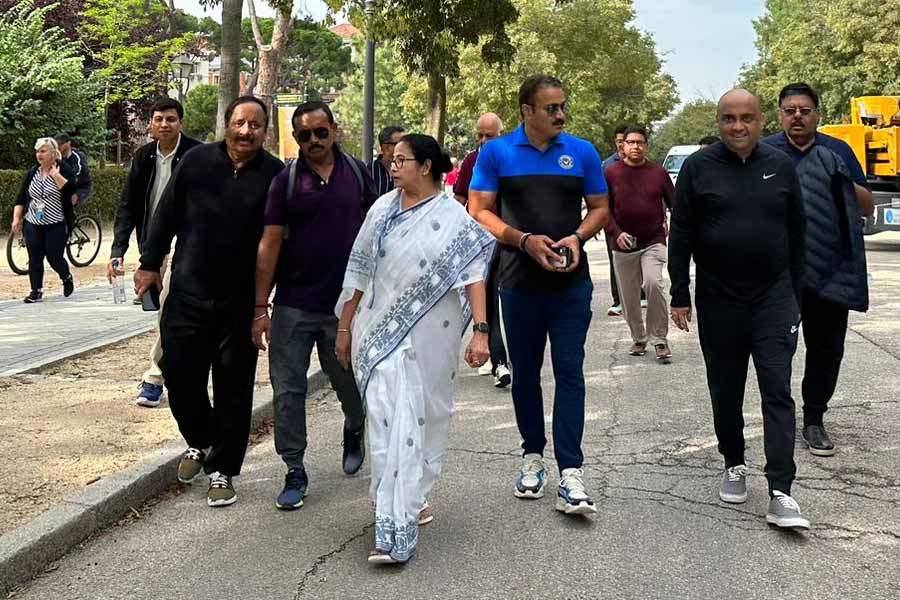 Jogging by Mamata Banerjee in Madrid Park attracted the Spanish walkers around 