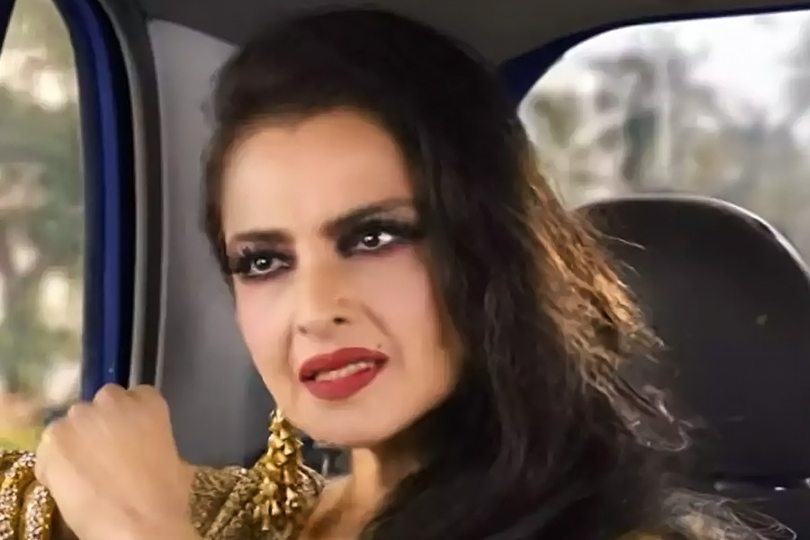 Rekha playfully slaps man as he poses with her, video goes viral on the internet