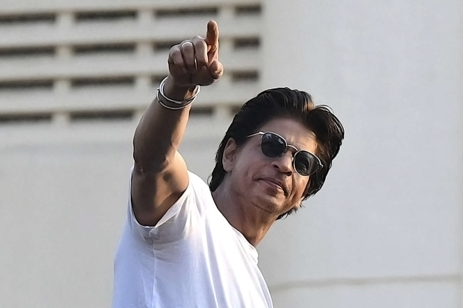 নব্বইয়ের দশকে একের পর এক ব্লকবাস্টার ছবি যোগ হতে থাকে শাহরুখের কেরিয়ারে। বলিপাড়ার একাংশের দাবি, শাহরুখের রাতারাতি সাফল্য বহু তারকা মেনে নিতে পারেননি। সম্প্রতি সমাজমাধ্যমে এই সংক্রান্ত একটি ভিডিয়ো ছড়িয়ে পড়ে।