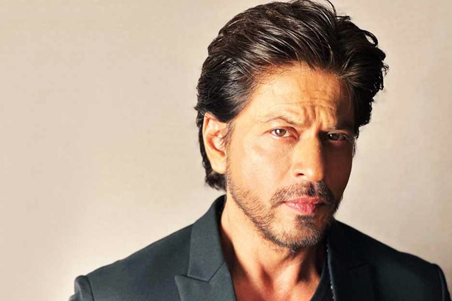 শাহরুখ বলিউডের সকলের চোখে কেন হঠাৎ খলনায়ক হয়ে উঠেছিলেন সে বিষয়ে ভিডিয়োয় খোলসা করেন এক নেটব্যবহারকারী। নিজেকে সাংবাদিক বলে দাবি করেছেন তিনি। যদিও এই ভিডিয়োর সত্যতা যাচাই করেনি আনন্দবাজার অনলাইন।