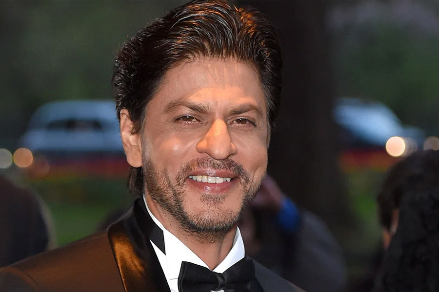 ভিডিয়োয় সাংবাদিক দাবি করেন, শাহরুখের বিরুদ্ধে এক সময় বলি তারকাদের একাংশ রেগে গিয়েছিলেন। যে কোনও জায়গায় তাঁদের জমায়েত হলে সকলে মিলে শাহরুখকে নিয়ে সমালোচনা করতেন।