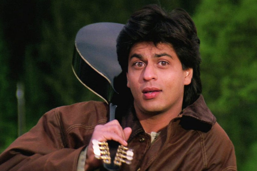 শাহরুখ যখন বলিউডে ডানা মেলা শুরু করেছেন তখন বলিপাড়ায় রাজত্ব করছে কয়েকটি পরিবার যারা বংশপরম্পরায় অভিনয়ের সঙ্গে যুক্ত।