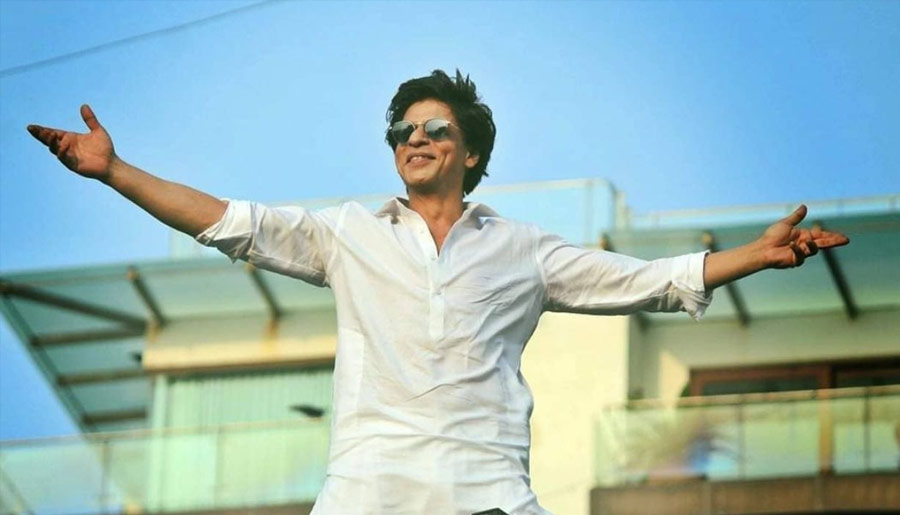 শাহরুখকে বহু বলি তারকাই বহিরাগত হিসাবে দাগিয়ে দিয়েছিলেন। ভিডিয়োতে সাংবাদিক দাবি করেন, শাহরুখ যে মুম্বইয়ে ‘মন্নত’ তৈরি করেন তা নিয়েও কম চর্চা হয়নি।