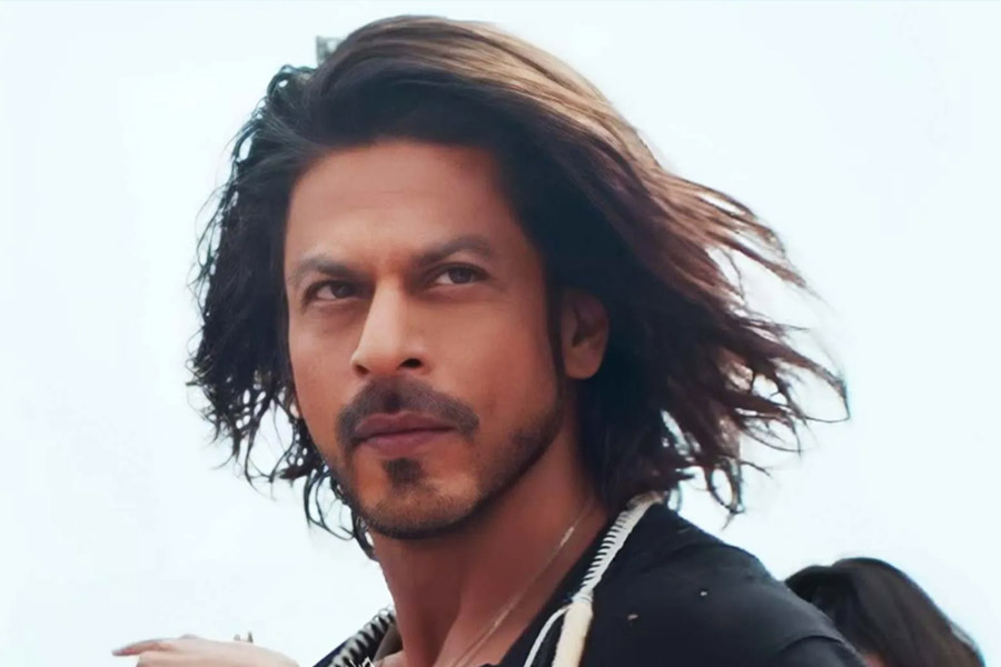 সাংবাদিকের দাবি, বলিপাড়ার তারকারা কোনও পার্টিতে একসঙ্গে হলে সকলে মিলে শাহরুখের সমালোচনা করতেন।