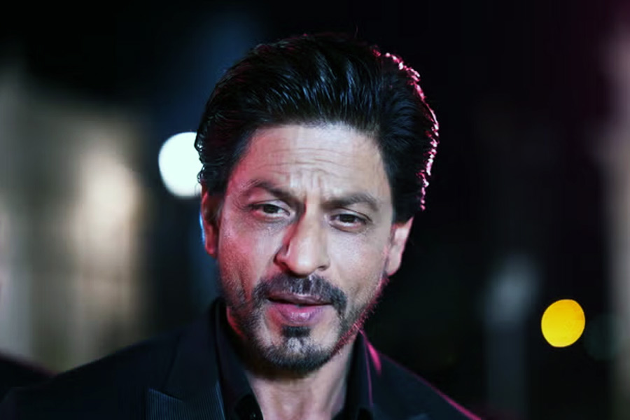 ভিডিয়োতে সাংবাদিক জানান, শাহরুখ আসার আগে বলিপাড়ার স্তম্ভ হিসাবে দাঁড়িয়েছিল কয়েকটি পরিবার। সে সব পরিবারের সকল সদস্যই ফিল্মপাড়ার সঙ্গে যুক্ত ছিলেন। বলিপাড়ায় যেন তাদের একচ্ছত্র রাজত্ব ছিল।