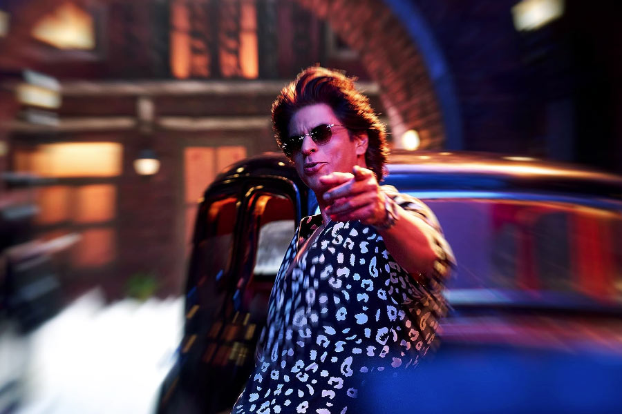 নব্বইয়ের দশকে যেন বলিউডের প্রাণ হয়ে ওঠে শাহরুখ। ক্ষমতা হারিয়ে যাওয়ার ভয়ে শাহরুখের বিরুদ্ধে একজোট হয়ে সকলে তাঁকে কটাক্ষ করতেন বলে দাবি সাংবাদিকের। তবে সময়ের সঙ্গে সঙ্গে সেই দূরত্ব, ভুল বোঝাবুঝি মিটেও যায়।