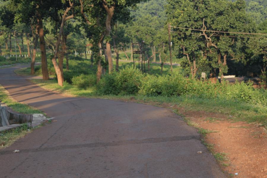 হতাশ মন জানান দেবে আজ এখানে সফরের শেষ রাত।শেষ রাতে আড্ডায়, বার-বি-কিউয়ে আগুন কণার মতোই মনে ভিড় করে জ্বলে ওঠে সফরের টুকরো ভাল লাগারা। তাই আধঘুমে চলে যাওয়া বাউন্ডুলে মনটাকে জড়িয়ে রাখে এক গল্প। এ গল্প তাই শেষ না হয়েও চলতে থাকে ঝিকিরার রুপোলি জলে, বুনোফুল আর প্রজাপতির সংসারে, আর সাতশো পাহাড়ের চুড়োয় ভিড় করা মেঘেদের সংসারে।