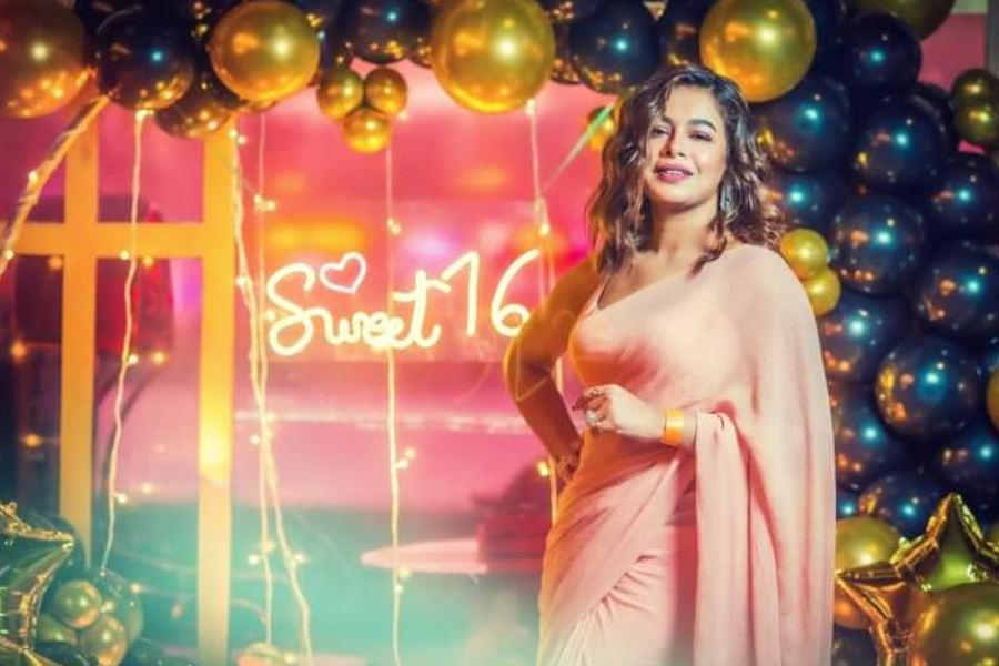 পুজোর মাত্র এক মাস আগেই বিনোদন জগতের বড় বড় মাথারা এক জায়গায় হলে তা নিয়ে মুচমুচে কৌতূহল তো তৈরি হবেই! তেমনই একটা দিন ছিল সেপ্টেম্বরের ১৩ তারিখ। ও দিন ছিল বাংলা বিনোদন জগতের দুরন্ত গায়িকা ও জাতীয় পুরস্কারপ্রাপ্ত শিল্পী ইমন চক্রবর্তীর জন্মদিন। 