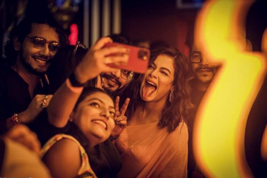 সেই উপলক্ষে দক্ষিণ কলকাতার এক অভিজাত রেস্তোরাঁতে ধামাকা আসরের  আয়োজন করেন ইমন ও তাঁর স্বামী নীলাঞ্জন ঘোষ। উপস্থিত ছিলেন টলিপাড়ার পাশাপাশি বাংলার রাজনীতি জগতের বেশ কিছু পরিচিত মুখও। 