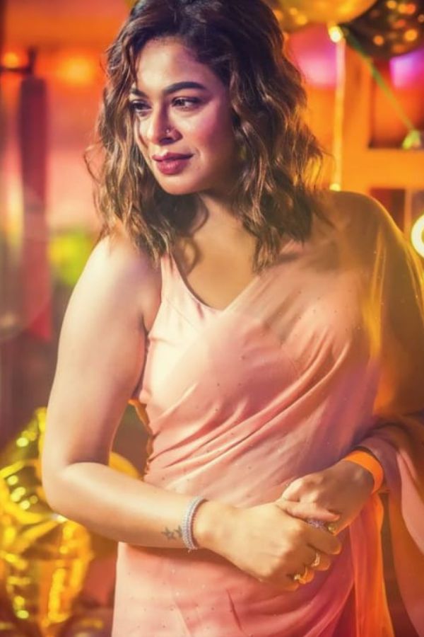 মুখের সাজেও ছিল ছিমছাম উজ্জ্বলতা। নিজের একরঙা শাড়ির সঙ্গে মানিয়ে তাঁর এই সাজের জন্য সব তারকার মধ্যে তিনিই ছিলেন সব থেকে উজ্জ্বল। 