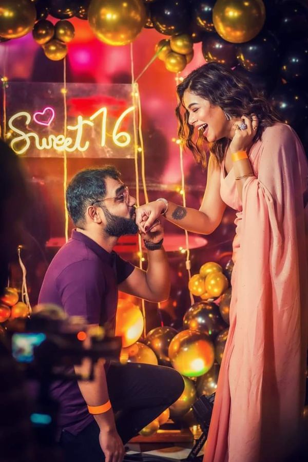 স্বামী নীলাঞ্জনের সঙ্গে বেশ কিছু নিবিড় প্রেমের মুহূর্তর ছবি দেখা গিয়েছে তাঁর সমাজ মাধ্যমের পাতায়। হাসি-ঠাট্টার মধ্যেই নিজেদের মতো করে সুন্দর সময় কাটিয়েছেন তাঁরা দু’জন। 