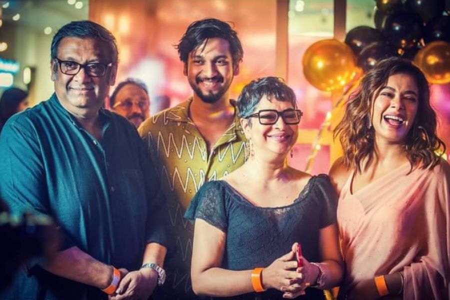 এই আনন্দের আসরে সামিল হয়েছিলেন সপরিবার পরিচালক কৌশিক গঙ্গোপাধ্যায়ও। তাঁর সঙ্গে ছিলেন তাঁর অভিনেতা-পুত্র উজান গঙ্গোপাধ্যায় ও তাঁর সদ্য হিন্দি ছবিতে অভিনয় করে দেশ জোড়া সম্মান পাওয়া স্ত্রী চূর্নী গঙ্গোপাধ্যায়। 