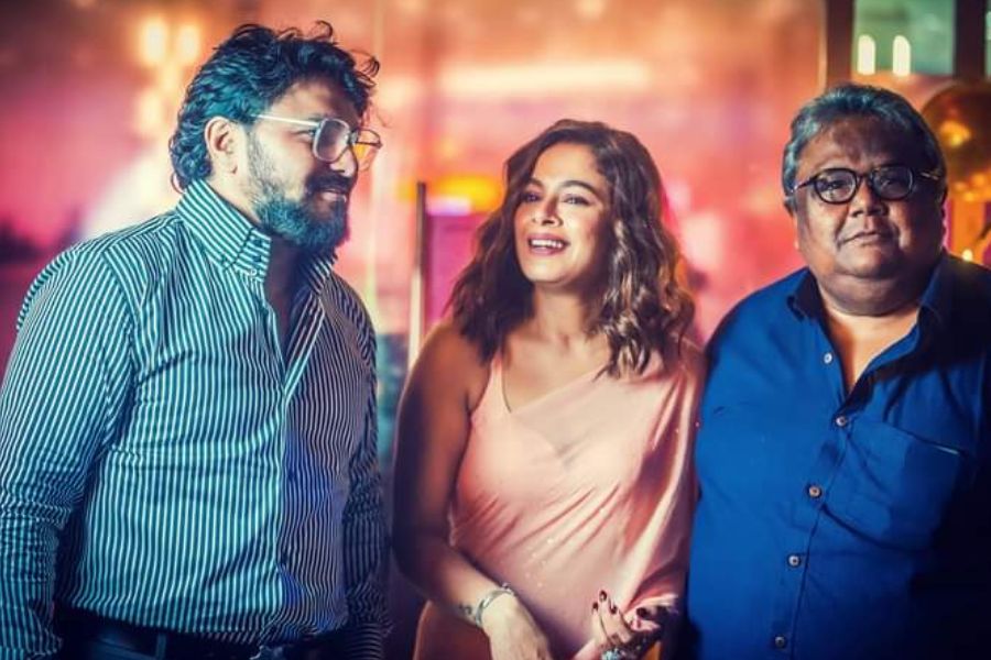 বন্ধু, পরিবার ও সহকর্মীদের সঙ্গে হই হুল্লোড় করে সময় কাটিয়েছেন ‘তুমি অন্য কারও সঙ্গে বেঁধো ঘর’ গানের গায়িকা।         