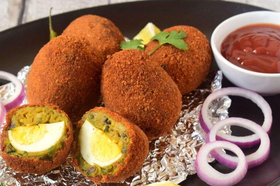 আপনি কি ডিম ভক্ত?  ডিম ভক্তদের কাছে ডিমের ডেভিল হল অতি প্রিয় খাবার। সন্ধে বেলা জলখাবারে একটা পেল্লাই আকারের দারুণ ডিমের ডেভিল থাকলে আর কী চাই বলুন তো?  এই প্রতিবেদনে আপনাদের কলকাতার সেরা ডিমের ডেভিলের ঠিকানা। 