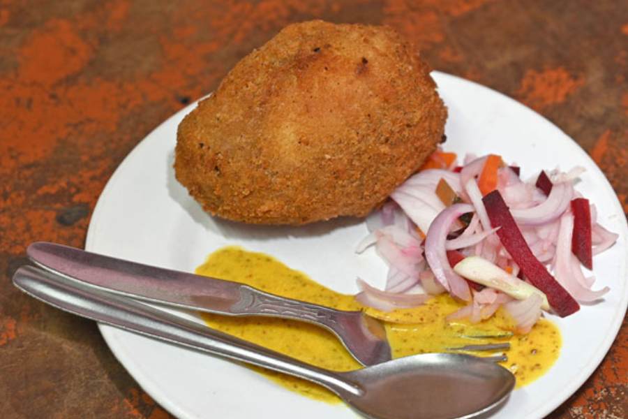 নিরঞ্জন আগার,  গিরিশ পার্ক: ডিমের ডেভিল বললেই প্রথম যে নামটা মাথায় আসে সেটা হল নিরঞ্জন আগার। এখানকার এগ স্কচ বা ডিমের ডেভিল একবার খেলে বার বার ফিরে ফিরে আসবেন আপনি। 