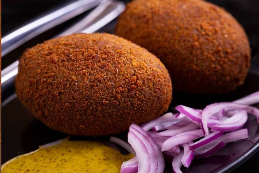 অ্যালেন কিচেন,  শোভাবাজার: অ্যালেন সাহেবের হাতে তৈরি এই দোকানের চিংড়ির কাটলেটের মতো কিন্তু ডিমের ডেভিল বেশ বিখ্যাত। কড়া করে ভাজা এই ডেভিল খেলে মন ভাল হতে বাধ্য। 