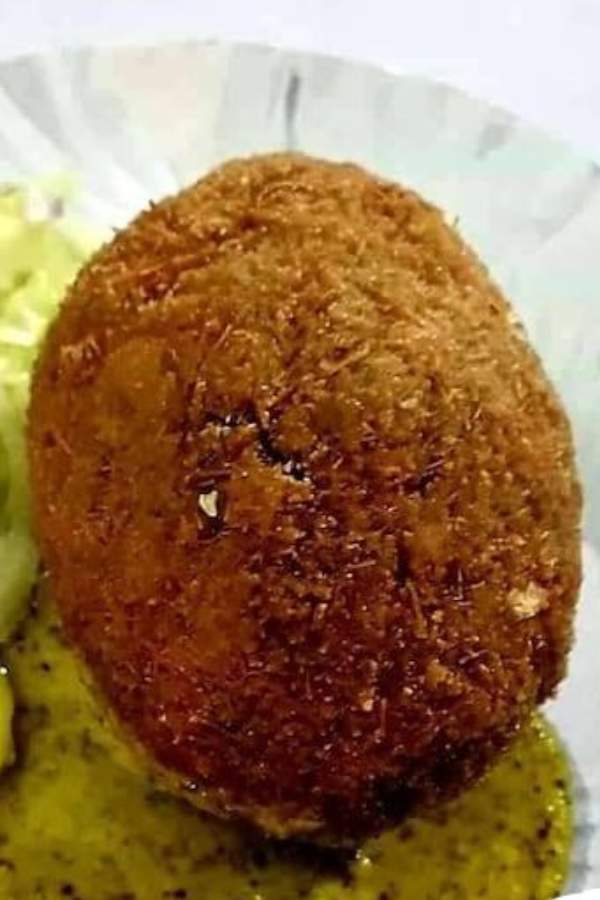 আপনজন, কালিঘাট: দক্ষিণ কলকাতার চপ কাটলেটের সেরা ঠিকানা আপনজন। এক ডাকে চেনে সব্বাই। সেখানকার ডিমের ডেভিলের মান যে দুর্দান্ত হবেই সে আর নতুন কী বলুন?